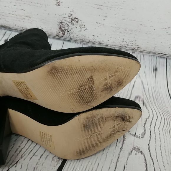 B. Makowsky Black‎ Suede Heeled Booties - Picture 7 of 12